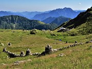 75 Dal Bivacco Zamboni vista vista sui pascoli al Rif. Balicco (1995 m)